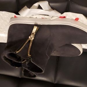 Black leather sneakers